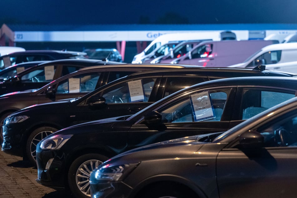 Trotz steigender Zahlen bei den E-Autos werden die meisten Fahrzeuge in Sachsen-Anhalt mit Benzin oder Diesel betrieben. (Symbolbild)