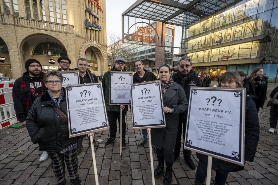 Rund 350 Teilnehmer demonstrierten am heutigen Montag gegen die geplanten Kürzungen im Kultur- sowie Kinder- und Jugendbereich.