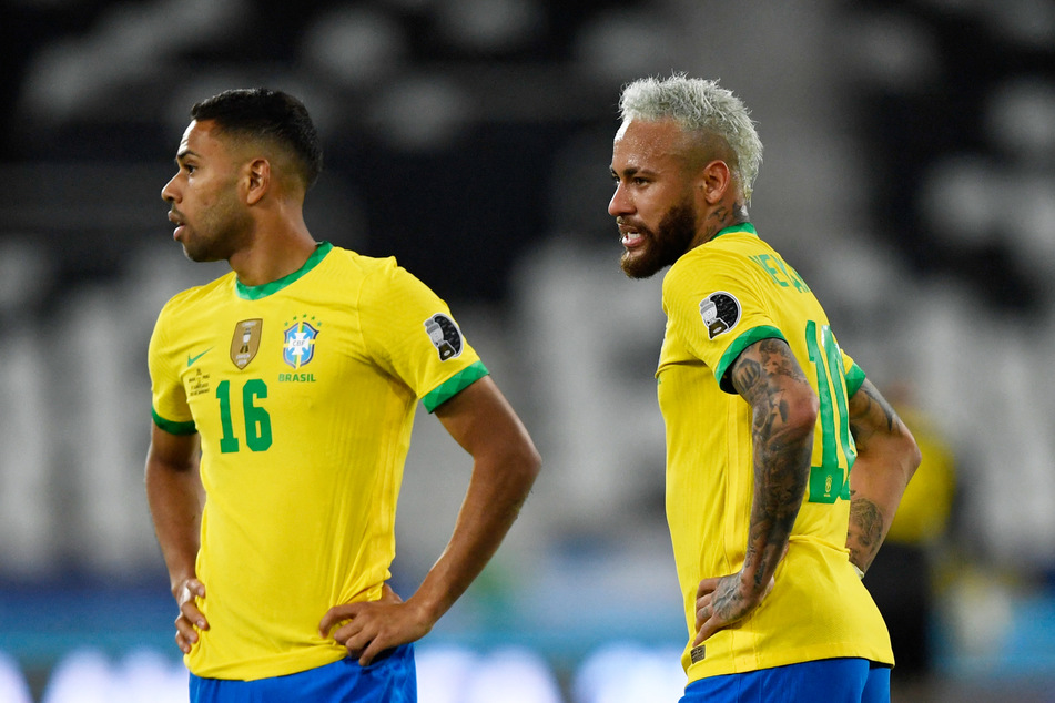 Renan Lodi (26, l.) und Neymar tragen gerade eine Fehde auf Kosten ihrer Autos aus.
