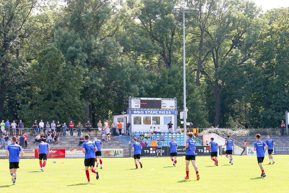 Die Feralpi Arena in Riesa ist beim Duell gegen Aue mit 3600 Zuschauern erstmals ausverkauft.