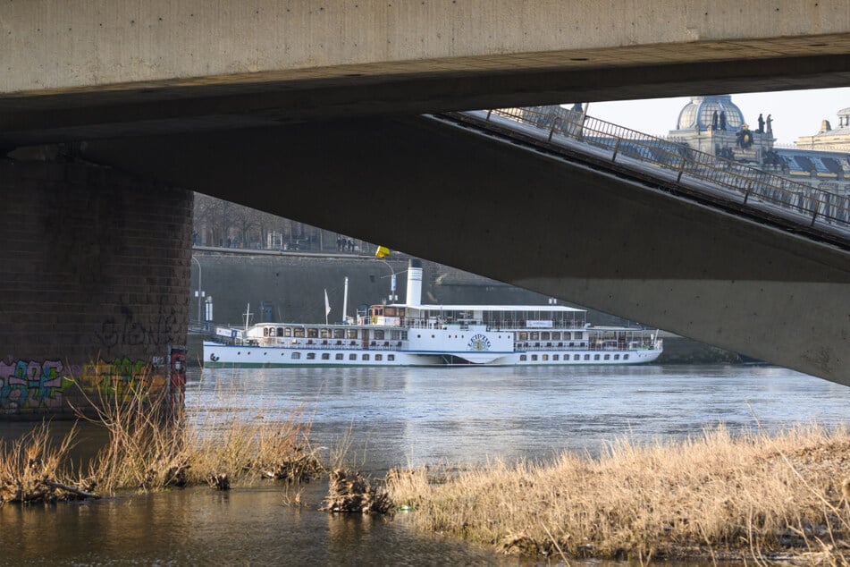 Noch liegt der historische Schaufelraddampfer "Leipzig" am Anleger nahe der eingestürzten Brücke.