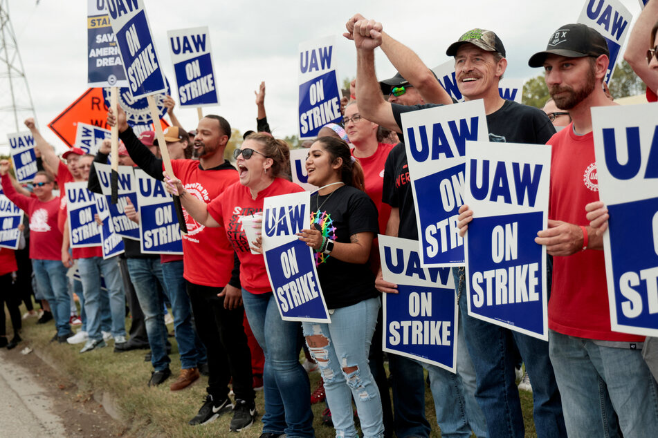 Thousands of truck workers join historic UAW strike