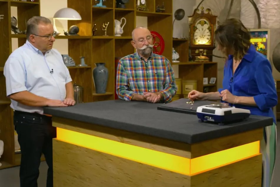 Helmut (l.) möchte bei "Bares für Rares" ein Schmuck-Ensemble aus Manschettenknöpfen und Krawattennadeln zu Geld machen.