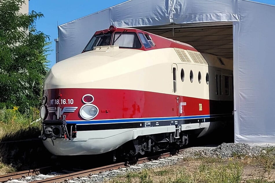 Wegen eines Motorschadens musste der VT 18.16 pausieren. Nun konnte das einstige Prestige-Flaggschiff der Deutschen Reichsbahn seine Parkposition in Radebeul aus eigener Kraft verlassen.