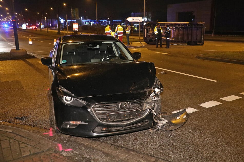 Der Mazda 3 wurde durch die Kollision stark beschädigt.