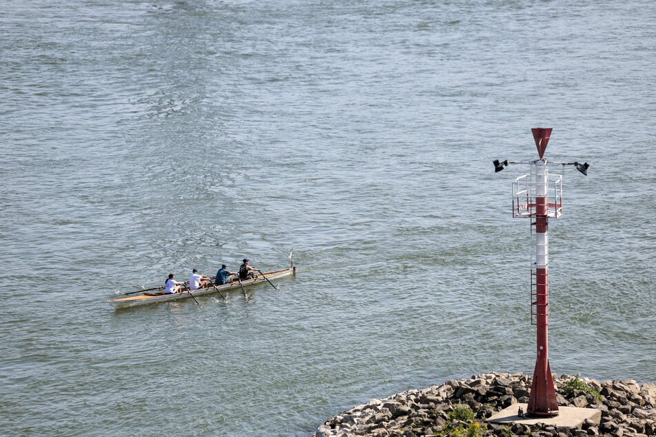 Ein junger Mann aus Düsseldorf wurde im Rhein gesucht und gilt weiterhin als vermisst. (Symbolfoto)