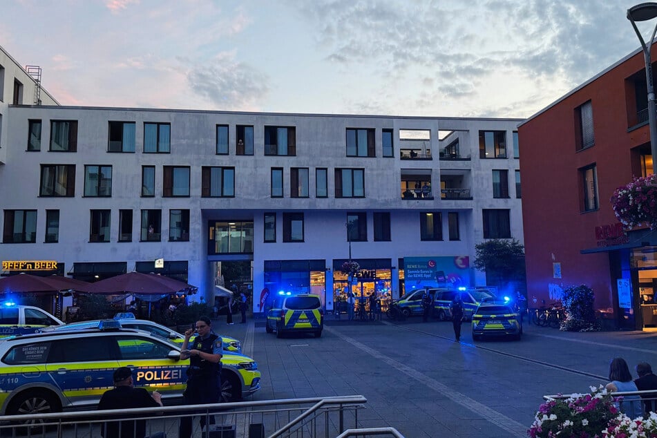 Polizei-Großaufgebot auf dem Kelkheimer Marktplatz: Die Tat fand in der belebten Innenstadt vor den Augen vieler Zeugen statt.