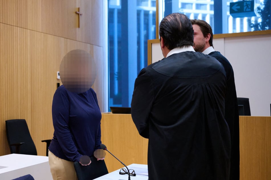 Dunkler Pulli statt Lack und Leder: Die 59-Jährige steht seit Montag vor Gericht und beteuert dort ihre Unschuld.