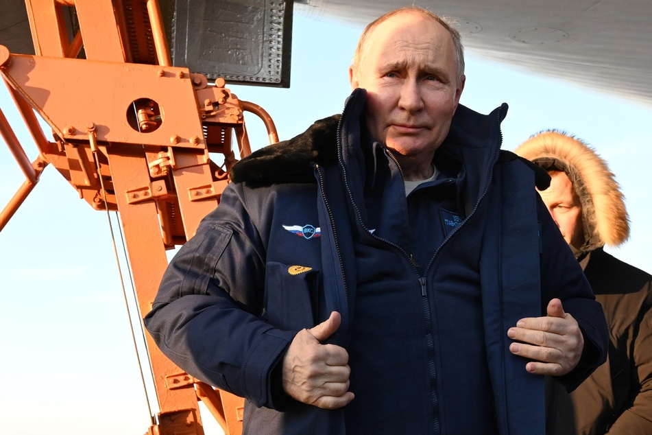 Russlands Präsident Wladimir Putin (71) hat beim Flug eines strategischen Überschall-Bombers offiziellen Angaben nach im Cockpit gesessen.