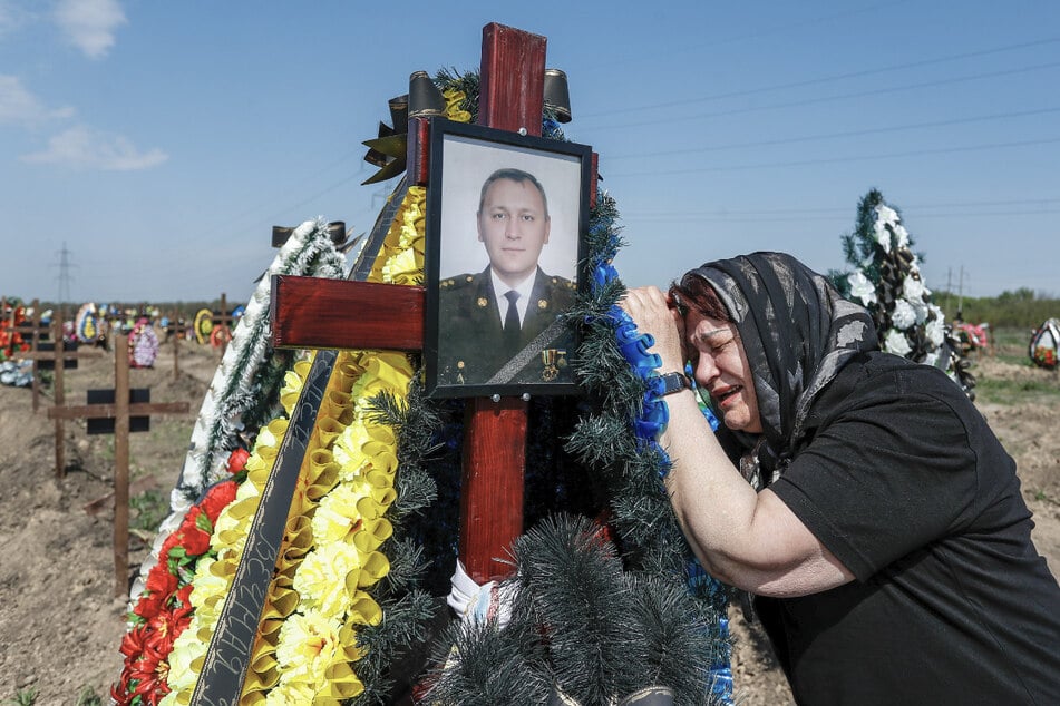 Die Mutter des verstorbenen ukrainischen Soldaten Sergej Petrowitsch Skljarow weint am Grab ihres Sohnes. Er kämpfte in der ukrainischen Stadt Sewerodonezk im Oblast Luhansk und wurde Anfang Mai nach der russischen Invasion tot aufgefunden.