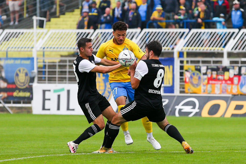 Kaum ein Durchkommen: Tennis Borussia Berlin stand in der ersten Halbzeit tief in der eigenen Hälfte und ließ Lok Leipzig nur wenig Platz im letzten Drittel.