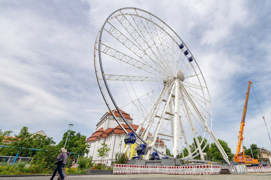 Dresden: Dresden: 55-Meter-Riesenrad steht!