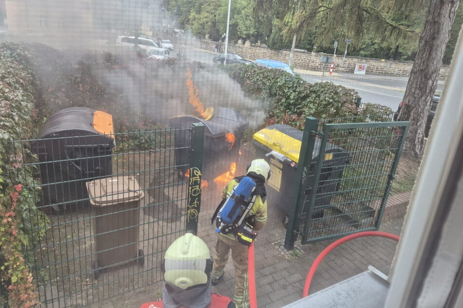 Die Feuerwehr löschte den brennenden Müllcontainer.