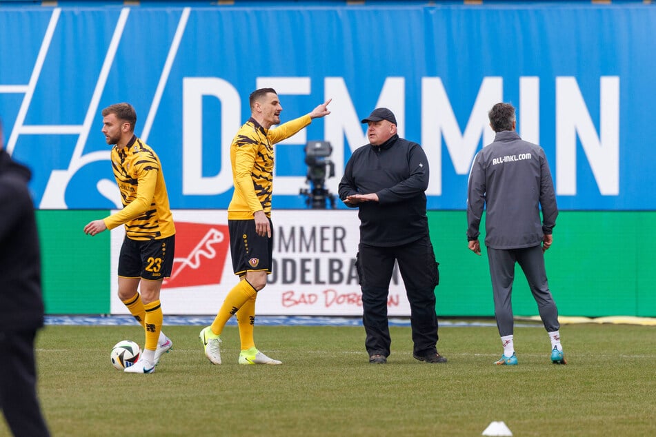 Stefan Kutschke (36, 2.v.l.) beschwerte sich schon beim Aufwärmen bei einem Sicherheitsmitarbeiter, weil Leuchtraketen auf die SGD-Kicker geworfen wurden.