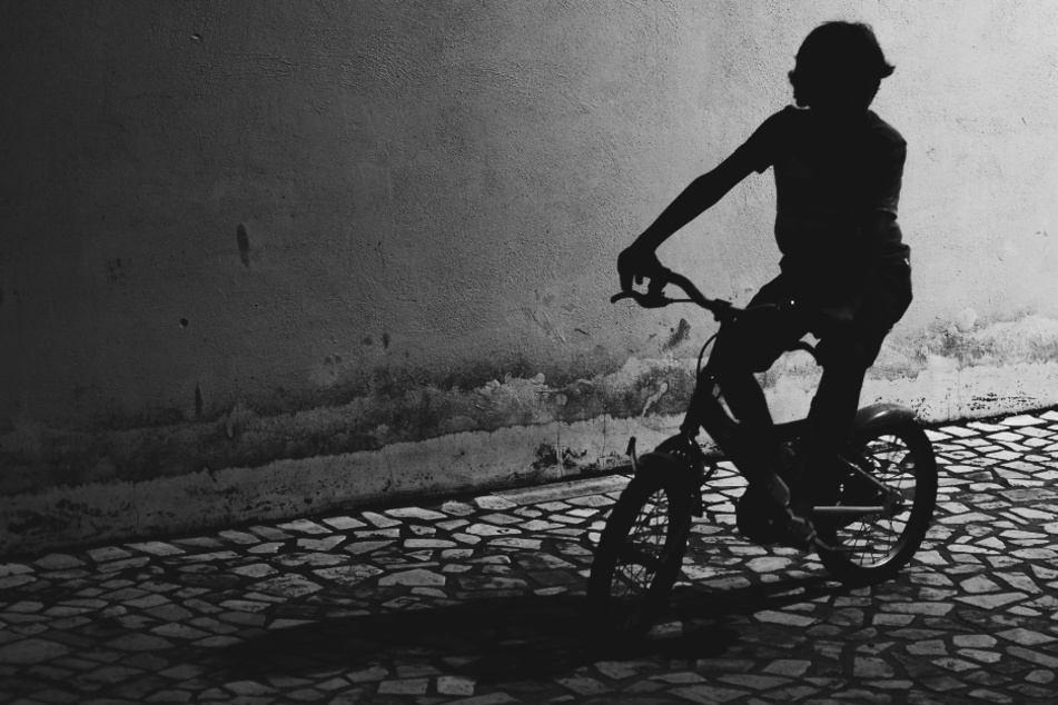 Mädchen auf Kinderfahrrad von mehreren Radlern angefahren