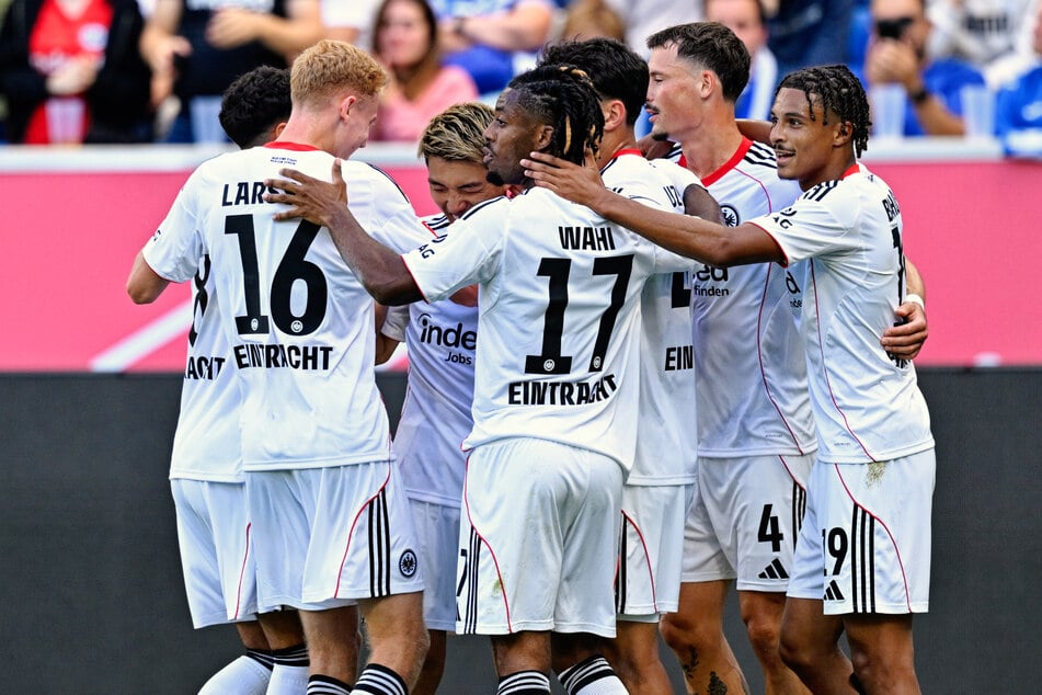 Die Mannschaft bejubelt mit Ritsu Doan (3.v.l.) dessen Treffer zum 1:0 der Eintracht gegen Hoffenheim am 2. Spieltag der vergangenen Saison.