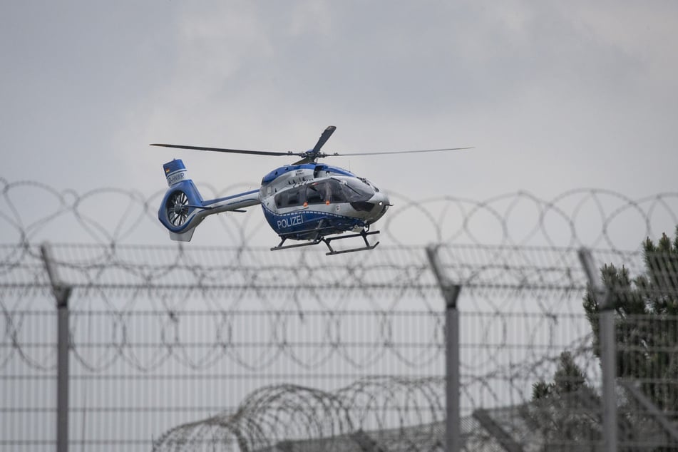 Trotz Handfesseln ist ein Häftling in Köln seinen Bewachern entkommen. Bei der Suche nach ihm setzte die Polizei auch einen Hubschrauber ein. (Archivbild)