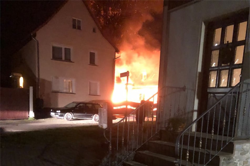 Autobrand in Roßla: Flammen richten großen Schaden an!