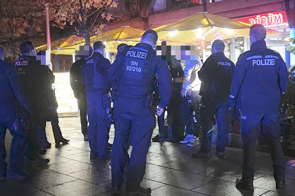 Am Albertplatz kam es in der Nacht zu einem größeren Polizeieinsatz.