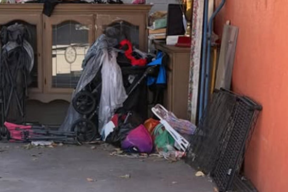 V tomto rohu plném starého odpadu se schovala fena.