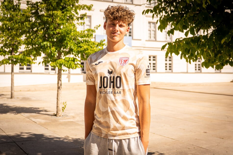 Lennox Bohnenstädt (17) wechselt das Cottbus-Trikot gegen das von Greifswald.