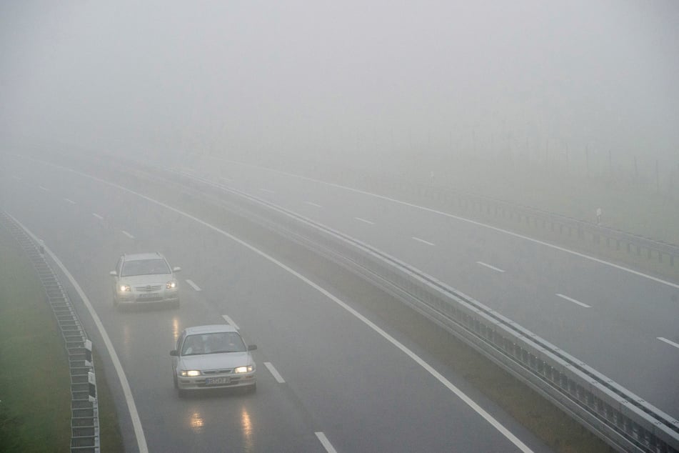 Autofahrer sollten wegen der schlechten Sichtverhältnisse vorsichtig sein. (Archivbild)