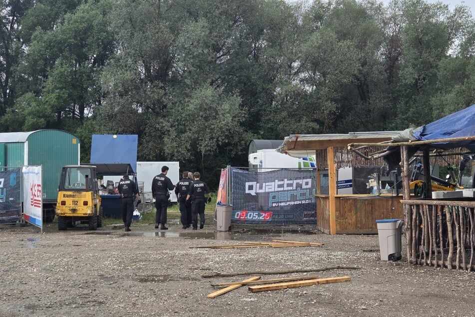 Die Polizei räumte das Gelände. Die Ermittlungen dauern an.