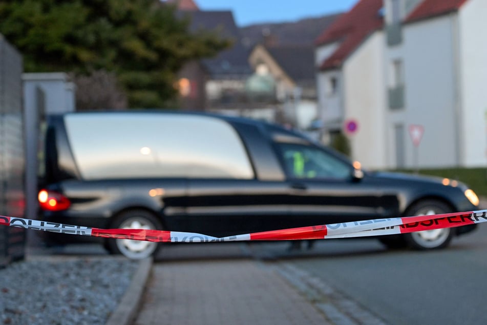 Ein Leichenwagen holte die tote Familie aus Pommelsbrunn ab.
