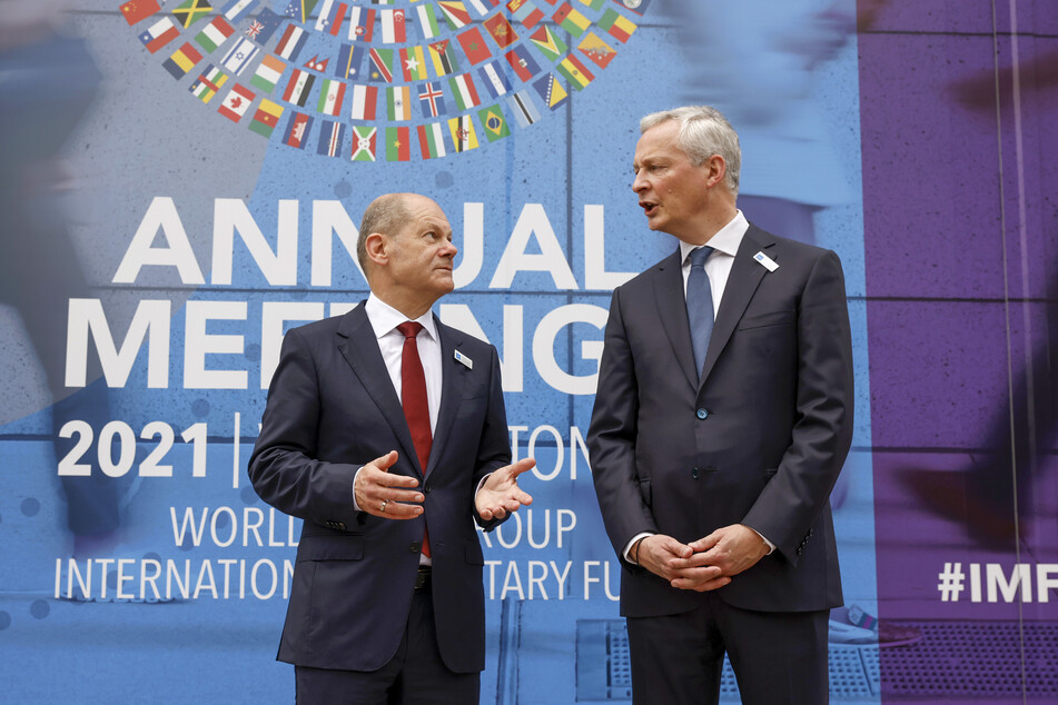 Bundesfinanzminister - und vielleicht bald Bundeskanzler - Olaf Scholz (63, SPD, l.) trifft sich mit den Finanzministern der G20-Staaten in Washington. Hier spricht er mit seinem französischen Amtskollegen Bruno Le Maire.