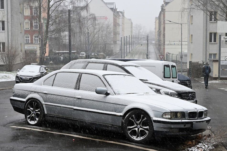 Der herrenlose BMW steht in der Turnstraße in Bernsdorf.