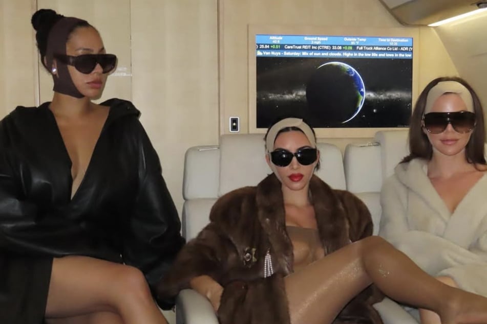 Kim Kardashian (c.) shared new snaps with her sister Khloé (r.) and longtime friend La La Anthony.