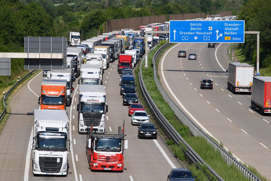 Von 2.15 bis 5 Uhr ging am Sonntagmorgen nicht viel auf der A4 kurz vor Dresden: Ein Boot musste von der Autobahn abgeschleppt werden. (Symbolbild)