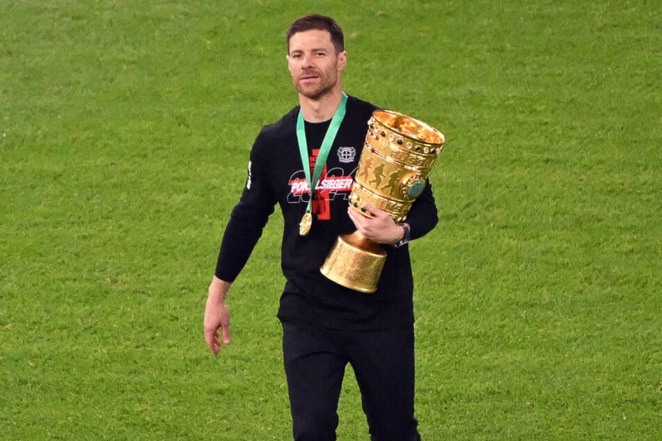 Den DFB-Pokal in der Hand: Erfolgstrainer Xabi Alonso (42) hat erst später begriffen, was er mit seiner Mannschaft erreicht hat.