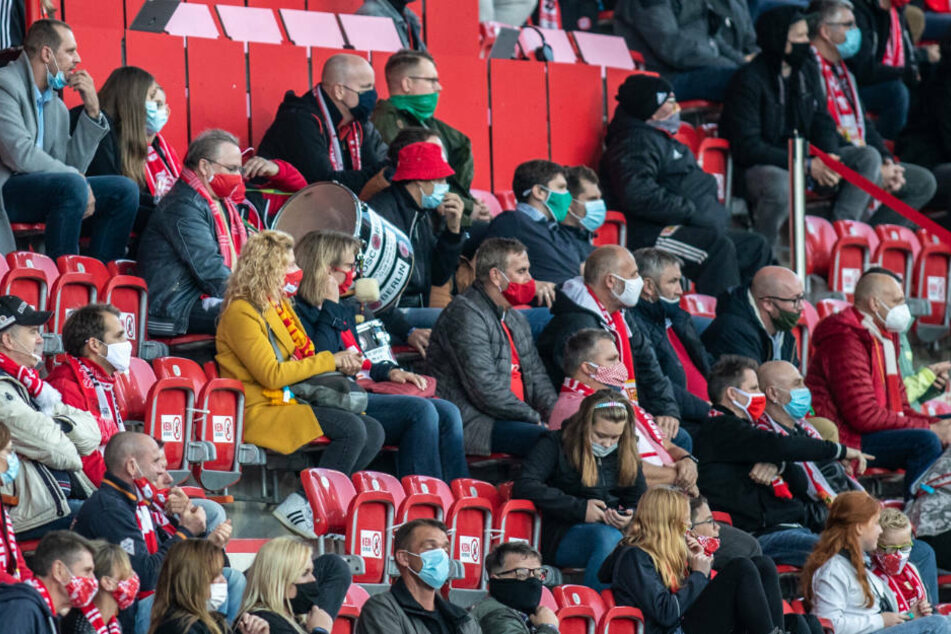 Die Union-Fans mussten das Spiel mit angelegtem Mund-Nasen-Schutz verfolgen und durften weder singen, noch ihr Team mit Sprechchören anfeuern.