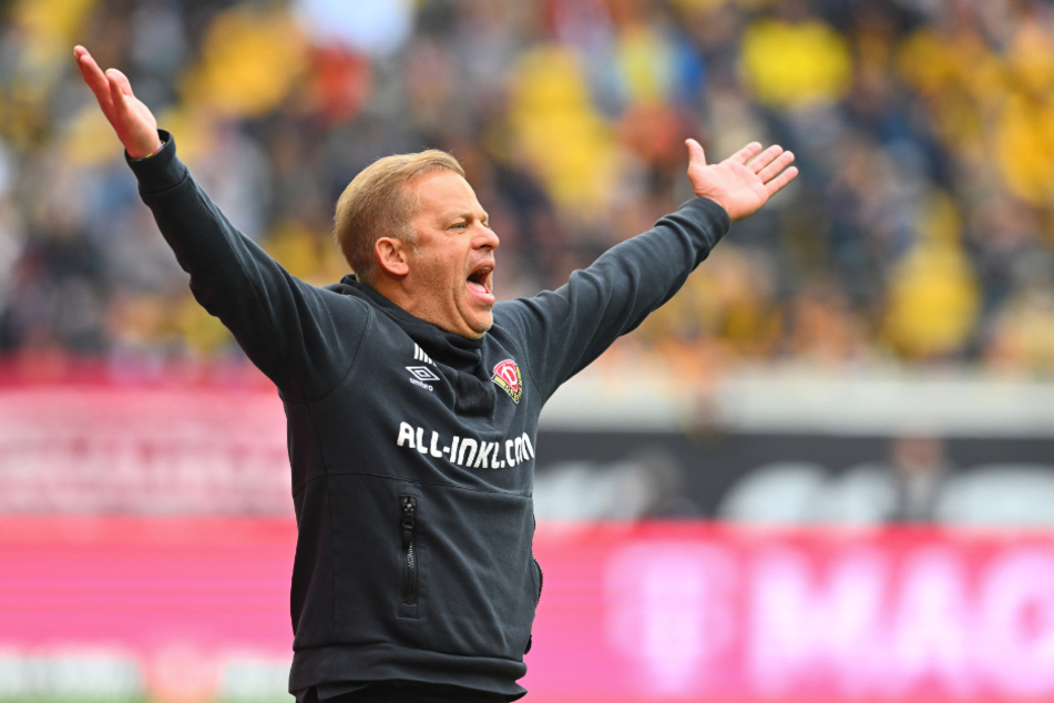 Dynamo-Coach Markus Anfang (48) ging wie immer leidenschaftlich mit, hatte gegen Wiesbaden aber eigentlich keinen Grund zum Meckern.