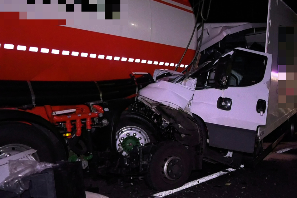 Der Fahrer des weißen Lastwagens erlitt so starke Verletzungen, dass er noch vor Ort verstarb.