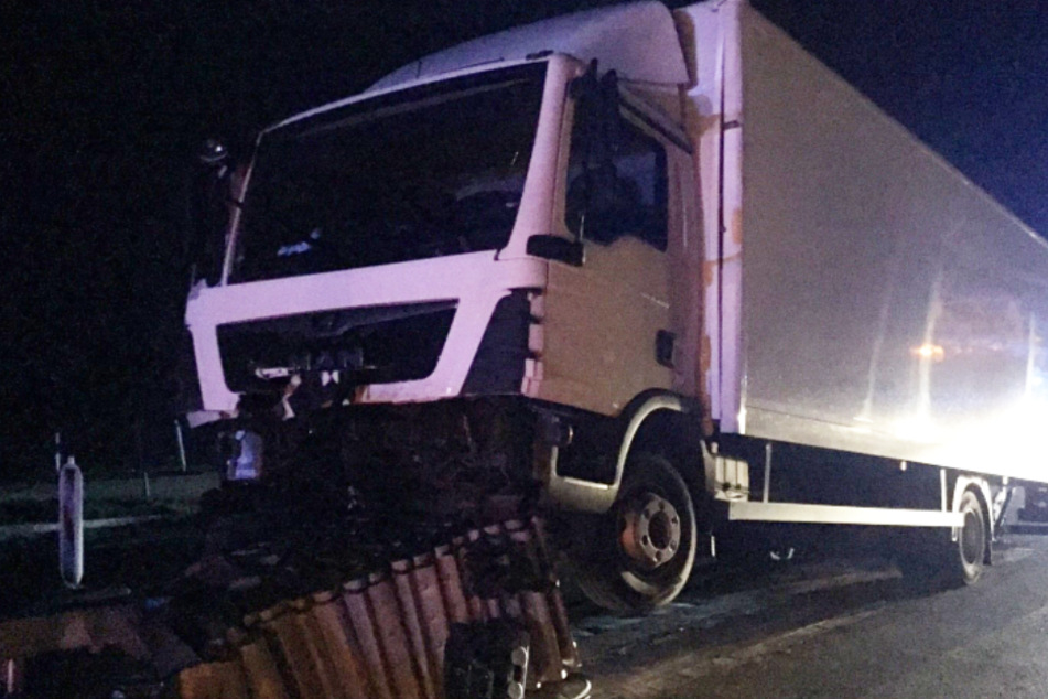 Die Feuerwehr veröffentlichte dieses Foto des verunglückten Lastwagens.