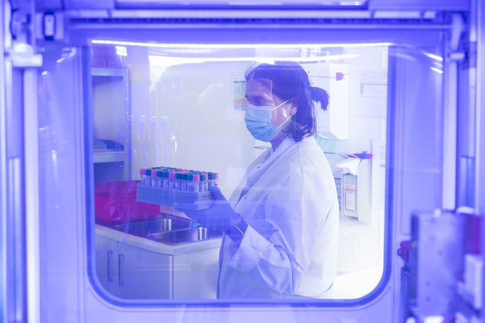 Eine Mitarbeiterin m Medizinischen Labor Ostsachsen hält eine Kassette mit Corona-Abstrichen zum Virusnachweis unter Verwendung der PCR-Methode.