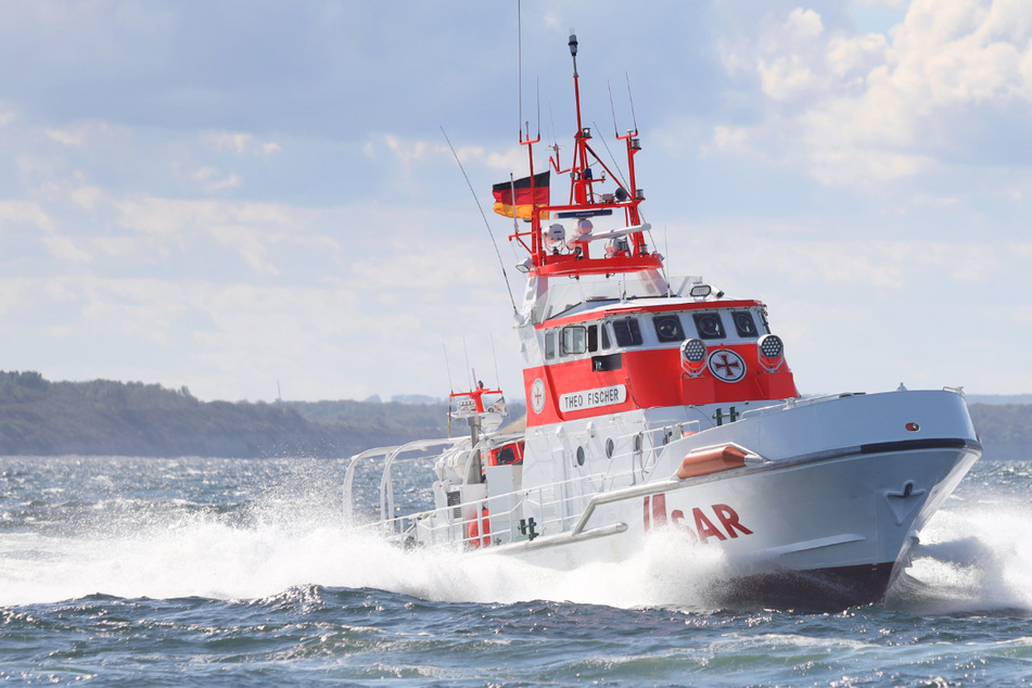Sechs Angler in Not: Boot geht in der Ostsee unter!
