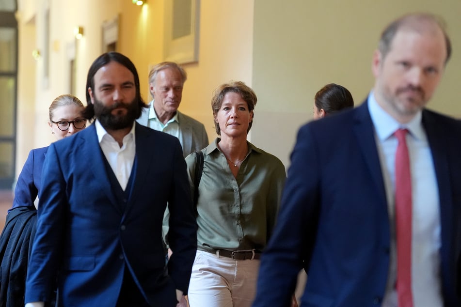 Anwältin Paula Wlodarek (30, l.-r.) und Ingo Bott (42), die beiden Verteidiger von Block, Gerhard Delling (66), ehemaliger Sportmoderator und Lebensgefährte von Block, Christina Block (52), deutsche Gastronomin und Unternehmerin und Verteidiger David Rieks kommen zum Gerichtssaal zum Prozess wegen mutmaßlicher Kindesentführung im Landgericht Hamburg.