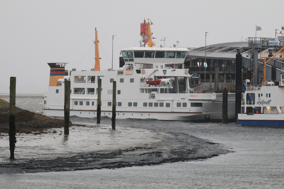 Viele Fähren kommen aufgrund des Niedrigwassers, wie hier die Fähre in Norderney, nicht zum Einsatz.