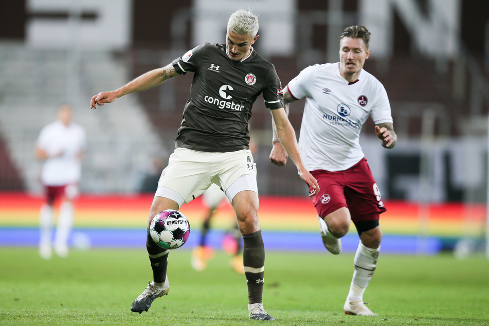 Szene aus dem Hinspiel: FC St. Paulis Abwehrspieler Philipp Ziereis (l.) behauptet den Ball gegen Nürnbergs Manuel Schäffler.