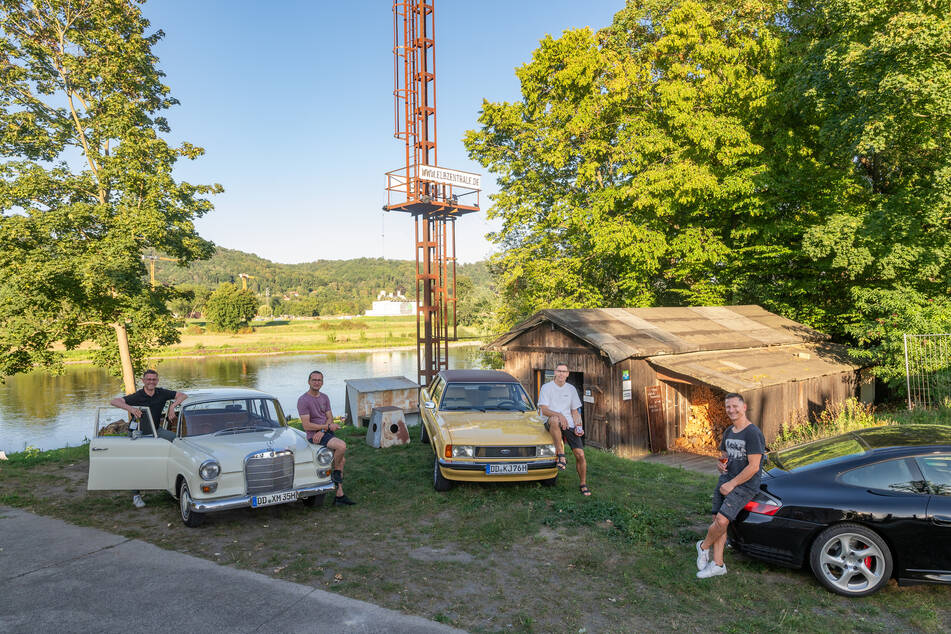 Der Heckflossen-Mercedes, ein Ford Taunus von 1976 und ein 21 Jahre alter 911er Porsche haben schon mal zur Probe an der "Elbzentrale" geparkt.