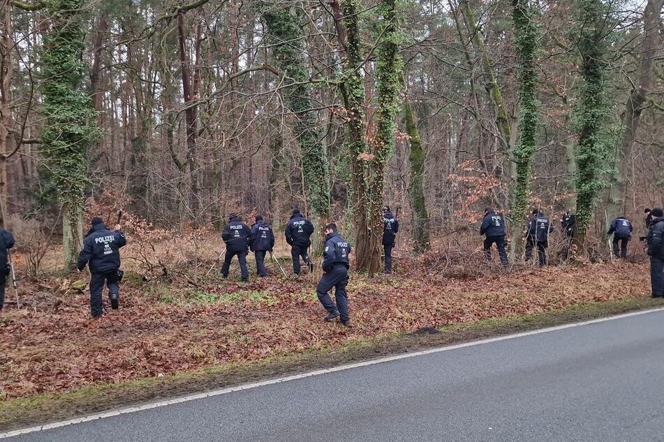 Auch Anfang 2025 war die Polizei in einem Waldgebiet auf der Suche nach einen der vermissten Männer unterwegs. (Archivbild)