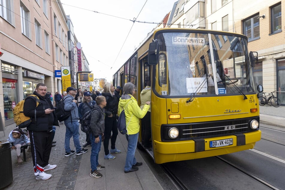 Auch vor dem jüngeren Ikarus 260 stauten sich die Mengen.