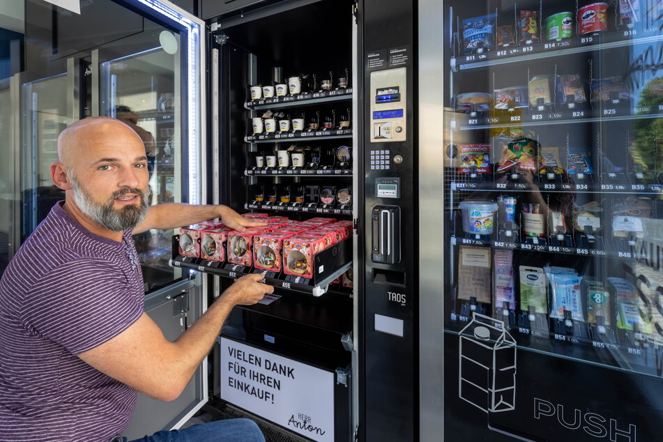 Alexander Schnerrer füllt die Automaten von "Herr Anton" in Zwönitz auf.