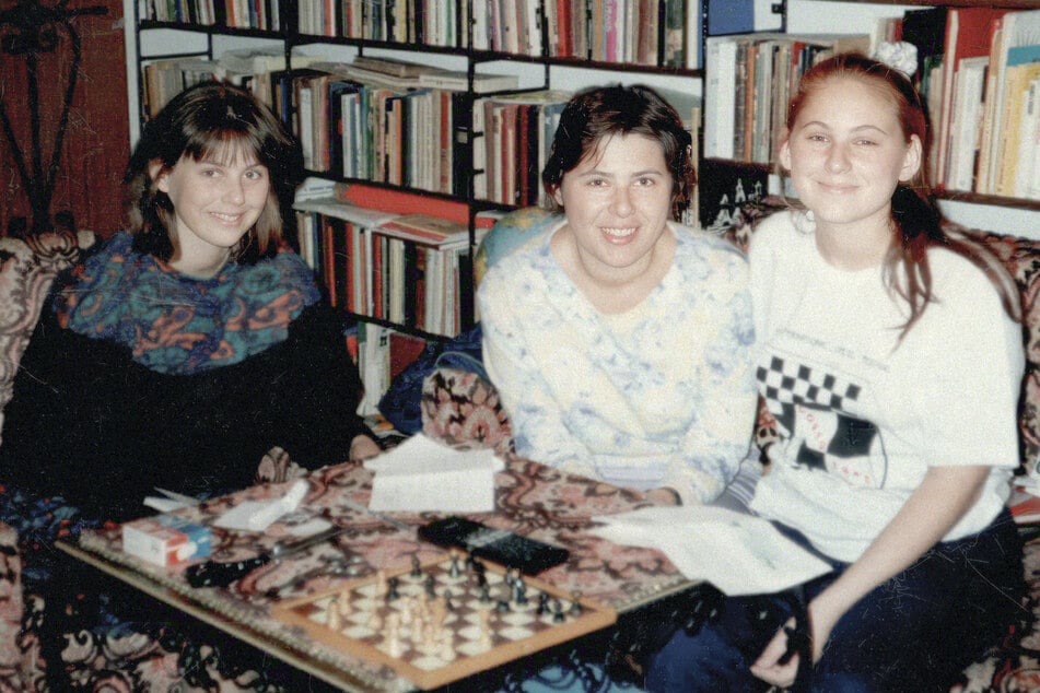 Judit Polgar (rechts) stammt aus einer Schach-Familie. Gemeinsam mit ihren Schwestern Zsófia Polgár (links) und Zsuzsa Polgár (Mitte) trainiert sie schon in Kindheitstagen viele Stellungen des königlichen Spiels. Bei der Olympiade 1990 holen die Polgar-Schwestern Gold bei den Damen.