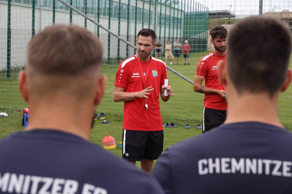 8. September 2024: Benjamin Duda spricht erstmals als Trainer des CFC zu seiner Mannschaft.