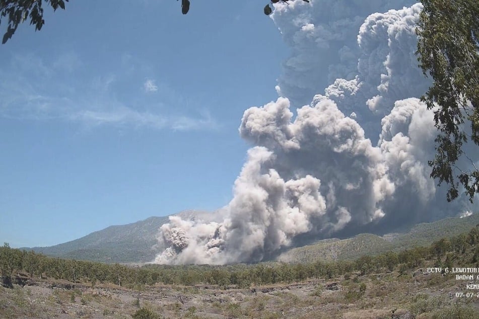 Der Vulkan Lewotobi Laki-Laki schleuderte eine riesige Aschewolke in den Himmel.