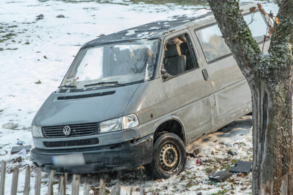 Unfall im Erzgebirge: VW-Bus kommt von Straße ab und überschlägt sich